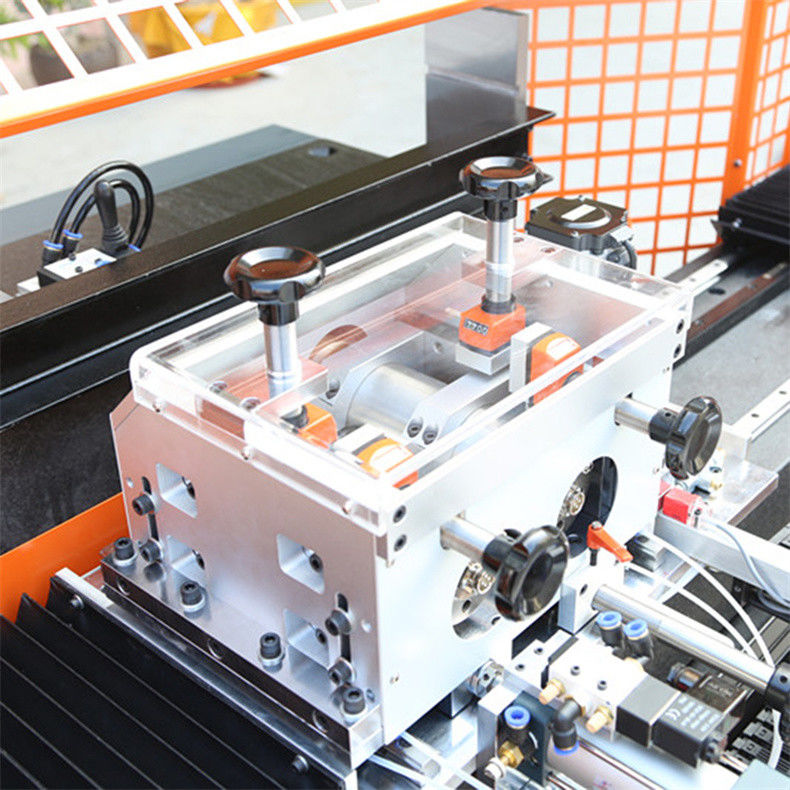 महामारी विरोधी बैफल उत्पादन उपकरण एसडी-आर 70 उच्च गति आर-कोण ट्रिमिंग मशीन स्वचालित एक्रिलिक पीएमएमए चम्फरिंग मशीन